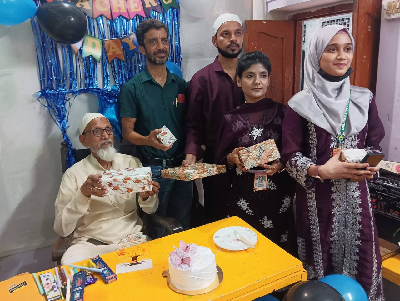 Students presenting a gift to staff on Teachers' Day